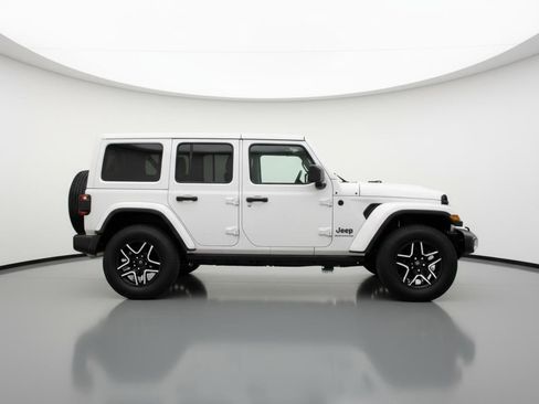 Used 2025 Jeep Wrangler Unlimited Sahara AWD/4WD image 11