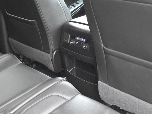 Used 2018 Chevrolet Suburban LT image 18