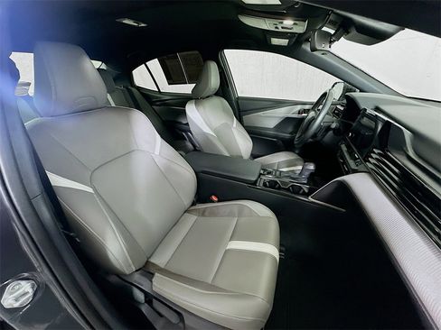 Used 2025 Toyota Camry SE w/ Convenience Package image 12