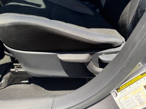 Used 2018 Nissan Kicks SV FWD image 14