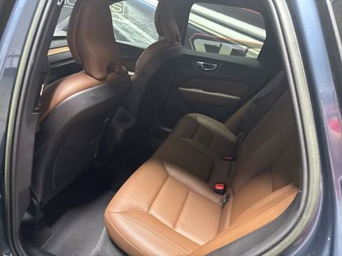 Used 2022 Volvo XC60 B5 Momentum AWD/4WD image 13
