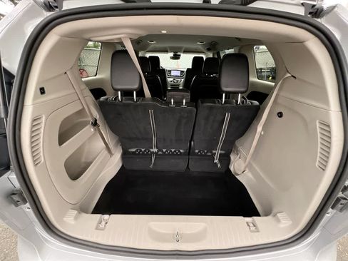 Used 2024 Chrysler Pacifica Touring-L FWD image 25