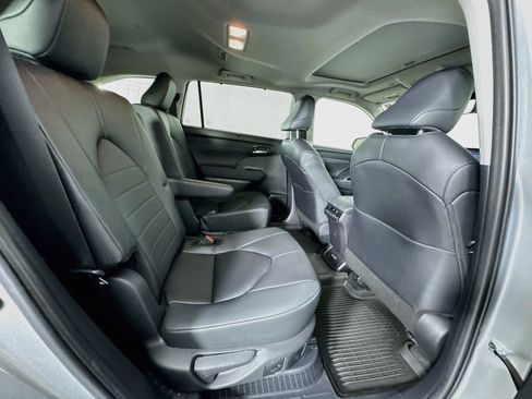 Used 2024 Toyota Highlander XLE FWD image 27