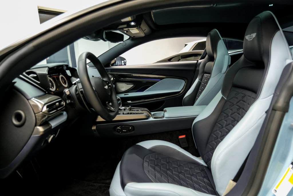 Used 2025 Aston Martin Vanquish RWD image 6