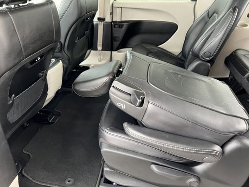 Used 2023 Chrysler Pacifica Touring-L FWD image 17