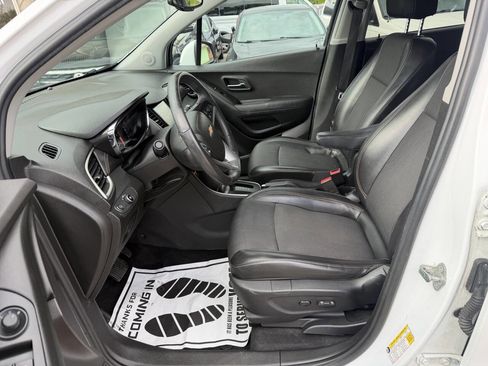 Used 2017 Chevrolet Trax LT w/ LT Convenience Package AWD/4WD image 27