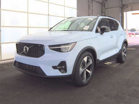 Used 2024 Volvo XC40 B5 Plus AWD/4WD image 7