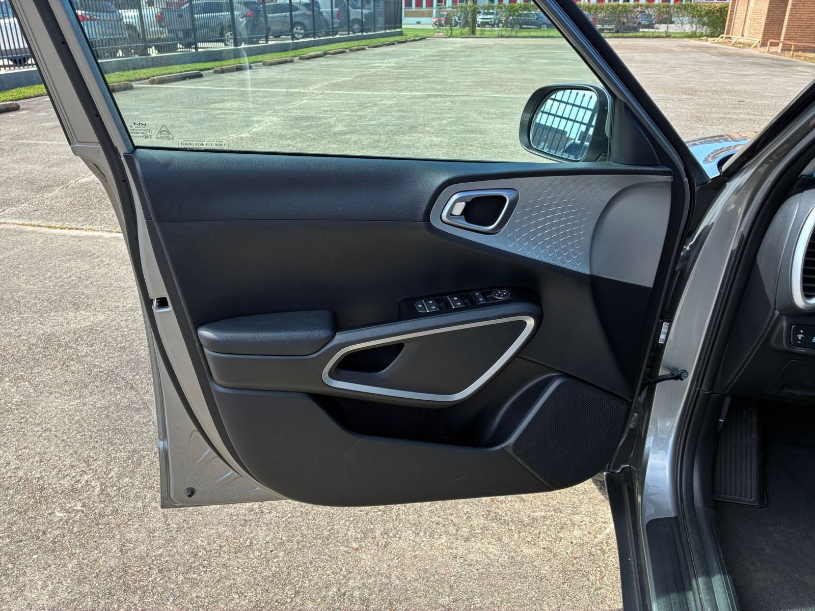Used 2025 Kia Soul LX w/ LX Technology Package FWD image 18