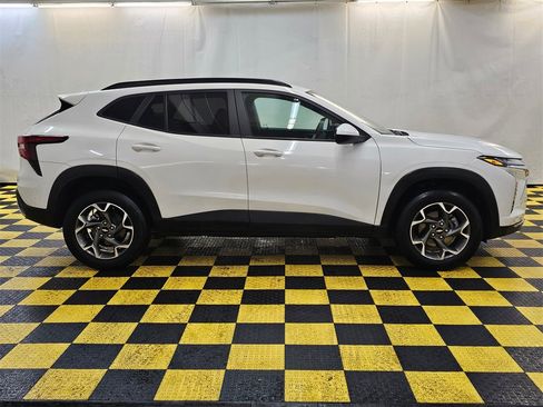 Used 2025 Chevrolet Trax LT image 2