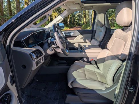 Used 2023 Lincoln Navigator Reserve AWD/4WD image 13