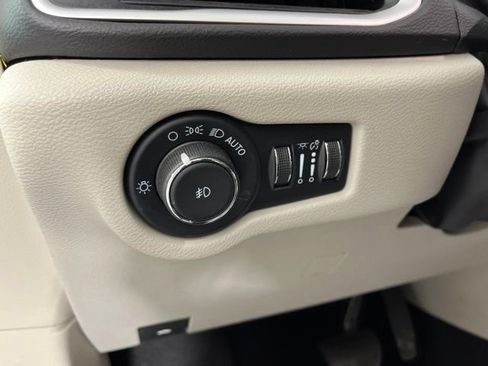 Used 2023 Chrysler Pacifica Touring-L FWD image 32