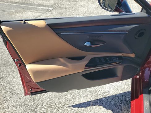 Used 2024 Lexus ES 250 w/ Premium Package image 10