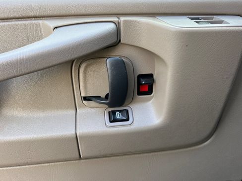 Used 2015 Chevrolet Express 4500 RWD image 12