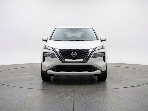 Used 2025 Nissan Rogue SV image 2