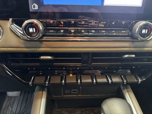 Used 2023 Chevrolet Colorado ZR2 w/ ZR2 Convenience Package III image 3