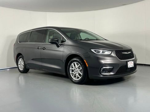 Used 2023 Chrysler Pacifica Touring-L FWD image 1