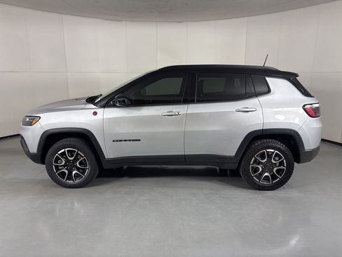 Used 2025 Jeep Compass Trailhawk AWD/4WD image 5