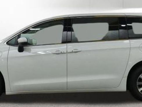 Used 2023 Chrysler Pacifica Limited image 2