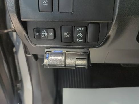 Used 2020 Toyota Tacoma TRD Off-Road AWD/4WD image 9