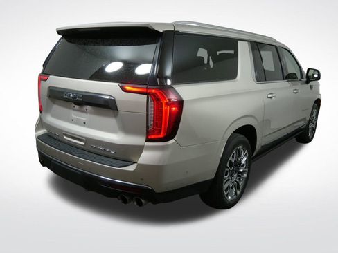 Used 2023 GMC Yukon XL Denali Ultimate AWD/4WD image 3