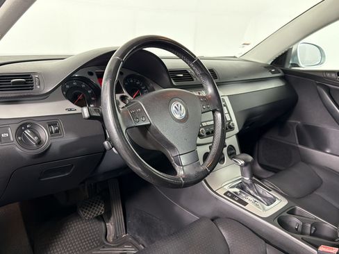 Used 2009 Volkswagen Passat Komfort FWD image 3