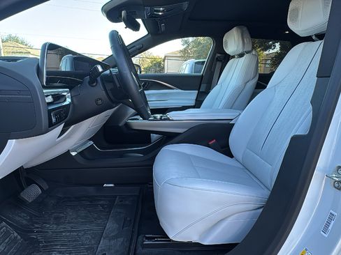 Used 2025 Cadillac Lyriq Luxury image 9
