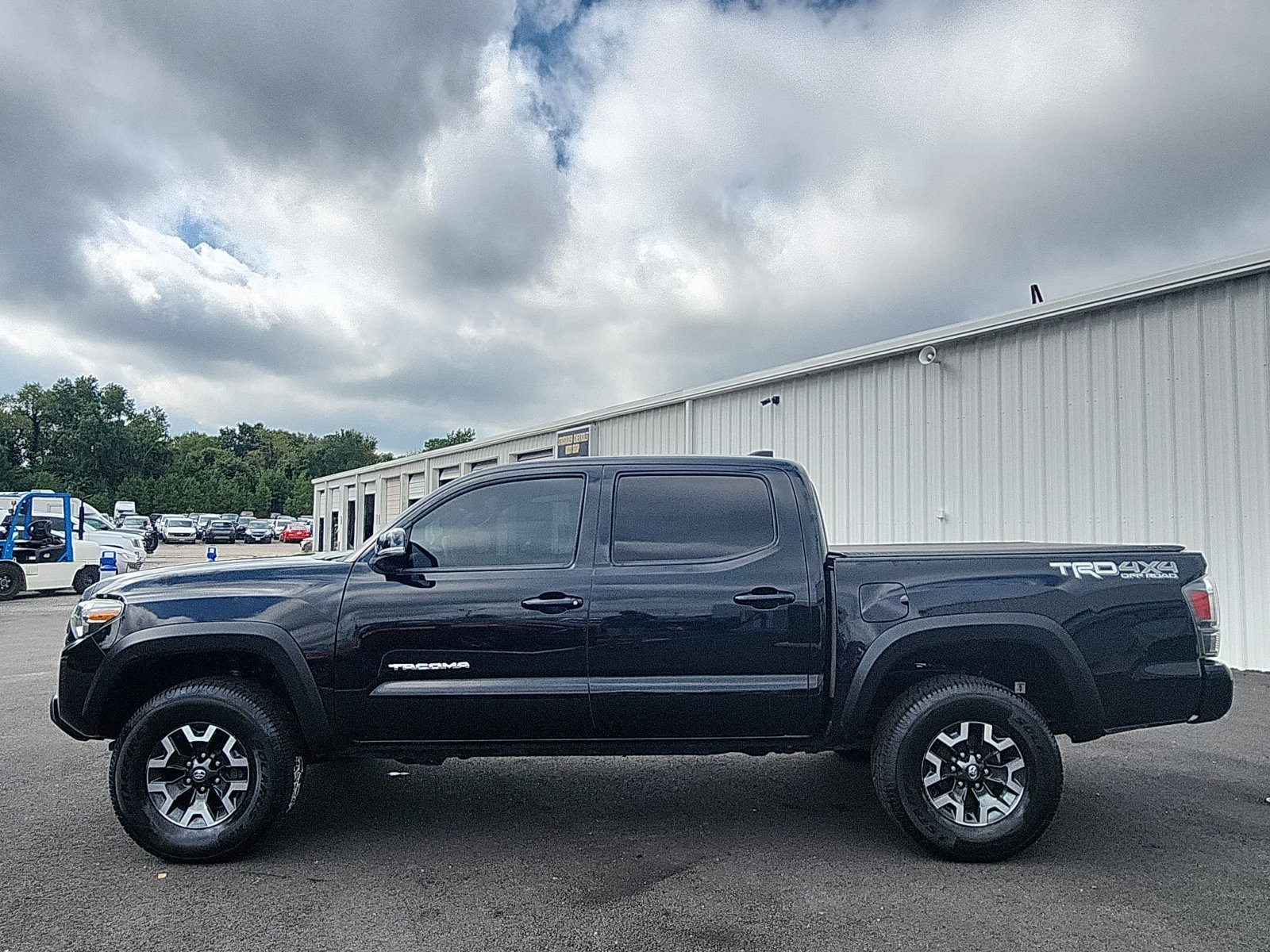 Used 2021 Toyota Tacoma TRD Off-Road w/ Technology Package AWD/4WD image 2