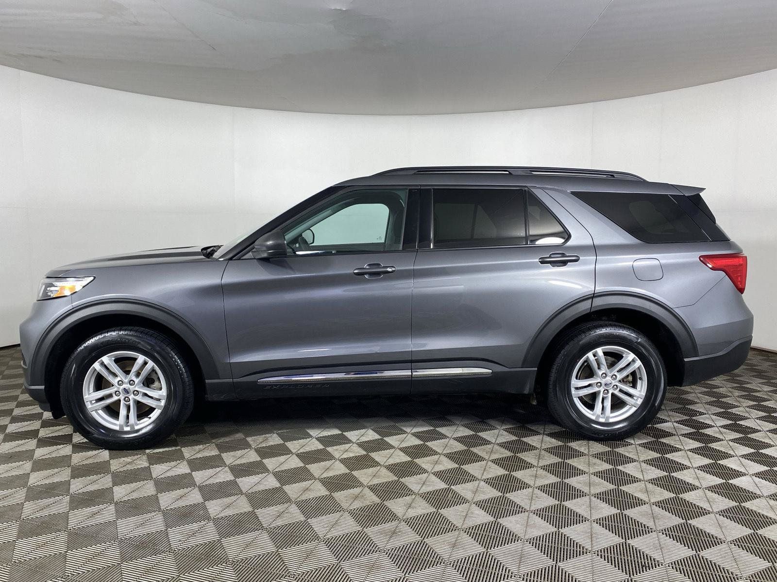 Used 2024 Ford Explorer XLT AWD/4WD image 4