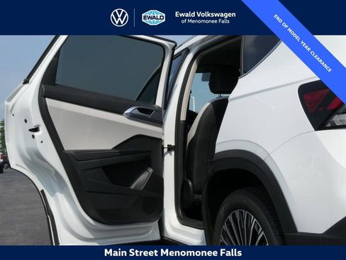 Certified 2025 Volkswagen Taos SE image 33