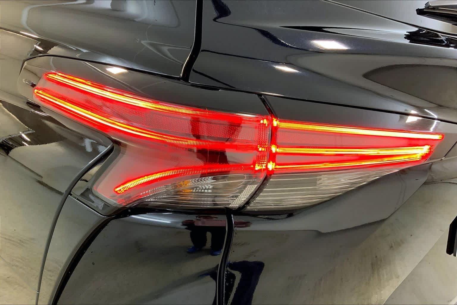 Used 2025 Toyota Sienna Platinum AWD/4WD image 28