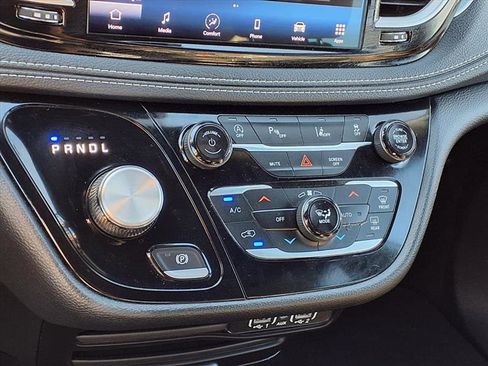 Used 2023 Chrysler Pacifica Touring image 6