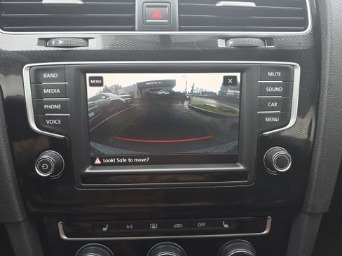 Used 2017 Volkswagen GTI SE image 17