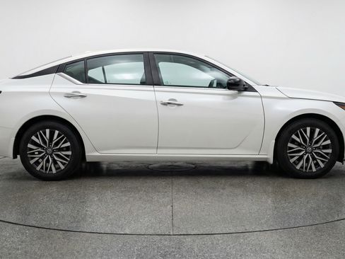 Used 2025 Nissan Altima 2.5 SV image 11