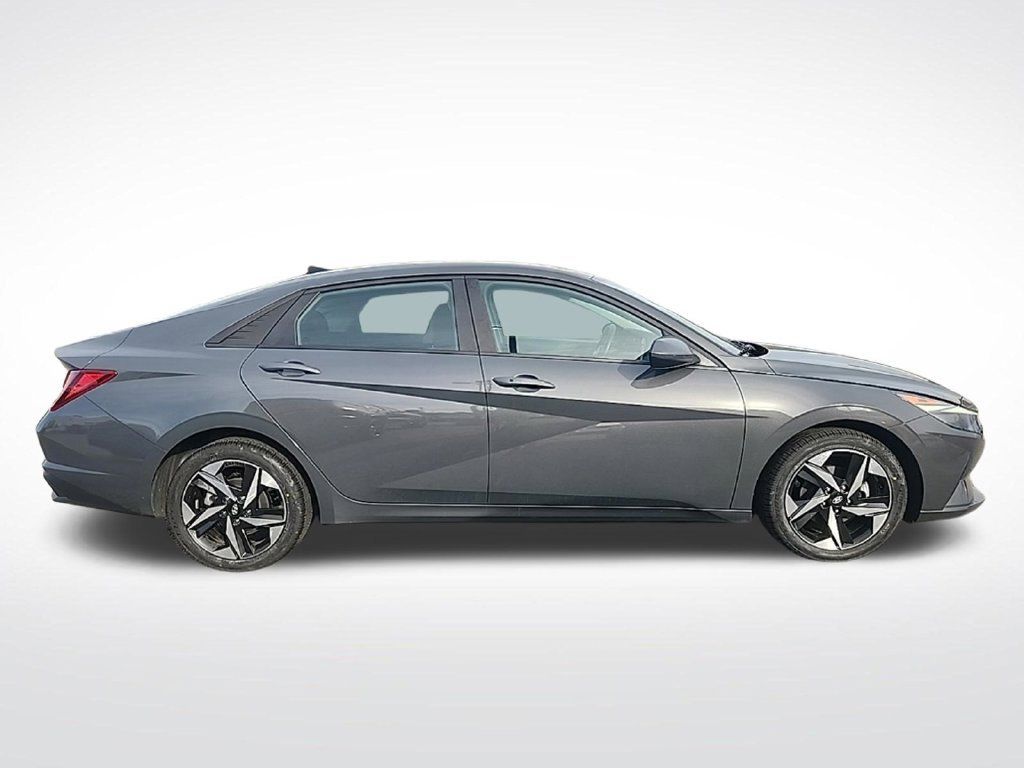 Certified 2023 Hyundai Elantra SEL w/ Convenience Package FWD image 9