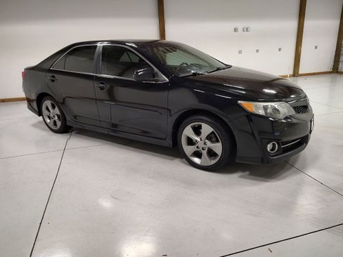 Used 2014 Toyota Camry L image 2