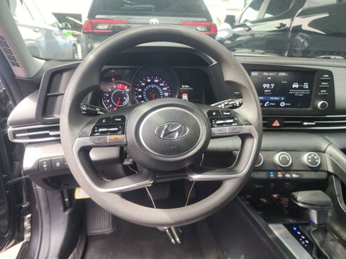 Used 2022 Hyundai Elantra SE FWD image 8