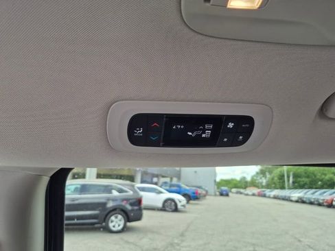 Used 2022 Chrysler Pacifica Touring-L FWD image 16