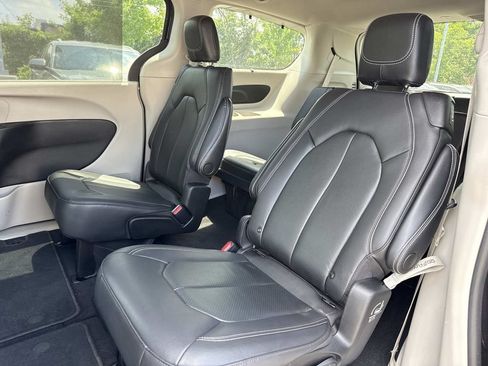Used 2022 Chrysler Pacifica Touring-L AWD/4WD image 11