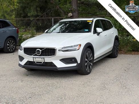 Certified 2025 Volvo V60 B5 Cross Country Ultra AWD/4WD image 1