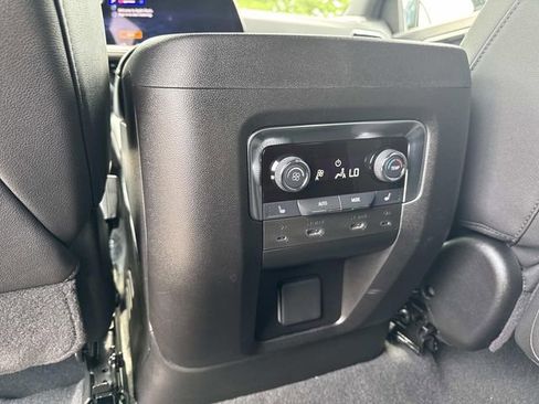 Used 2025 Chevrolet Tahoe High Country AWD/4WD image 18