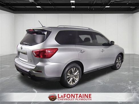 Used 2018 Nissan Pathfinder SV image 8