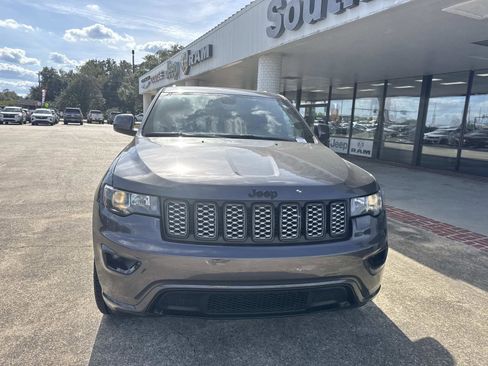 Used 2021 Jeep Grand Cherokee Laredo X image 2