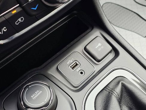 Used 2019 Jeep Cherokee Limited w/ Luxury Group AWD/4WD image 25