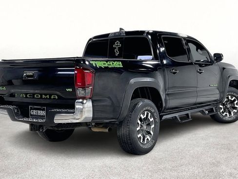 Used 2019 Toyota Tacoma TRD Off-Road image 2
