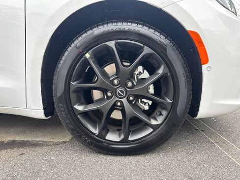 New 2026 Chrysler Pacifica Select image 14