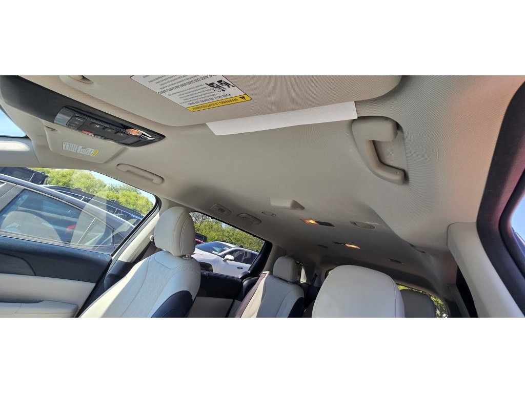 Used 2025 Kia Carnival EX FWD image 11