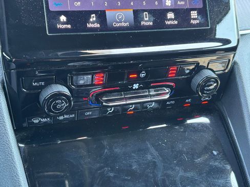 Used 2024 Jeep Grand Cherokee L Laredo image 8