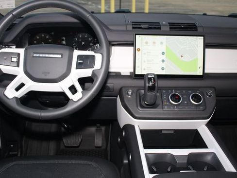 Used 2025 Land Rover Defender 110 X-Dynamic SE image 4