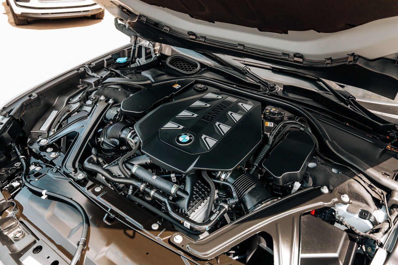 Used 2025 BMW 760i xDrive AWD/4WD image 57