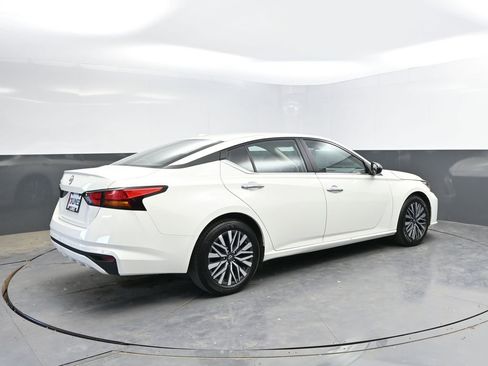 Used 2025 Nissan Altima 2.5 SV FWD image 7